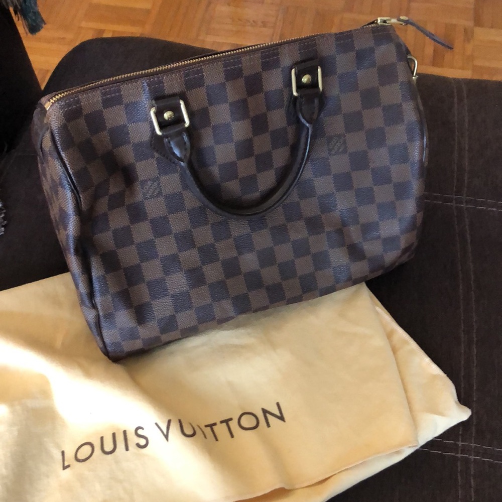 100% Authentic Louis Vuitton Speedy 30 bag. Length heigh width 11.8x8.2x6.6 inch